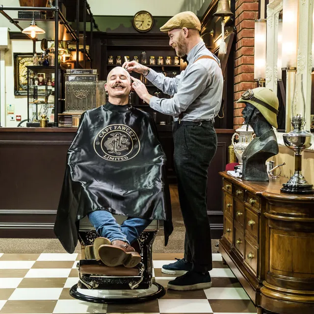 captain-fawcett-barbers-cape-cape-de-barbier-professionnelle-en-satin-lourd-enco image 1